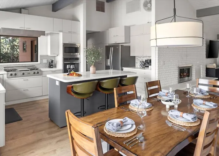 Modern Oasis | Pool/hot Tub/games & Views Holiday home *