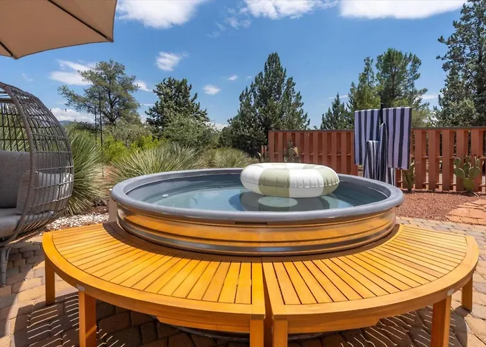 Modern Oasis | Pool/hot Tub/games & Views Holiday home