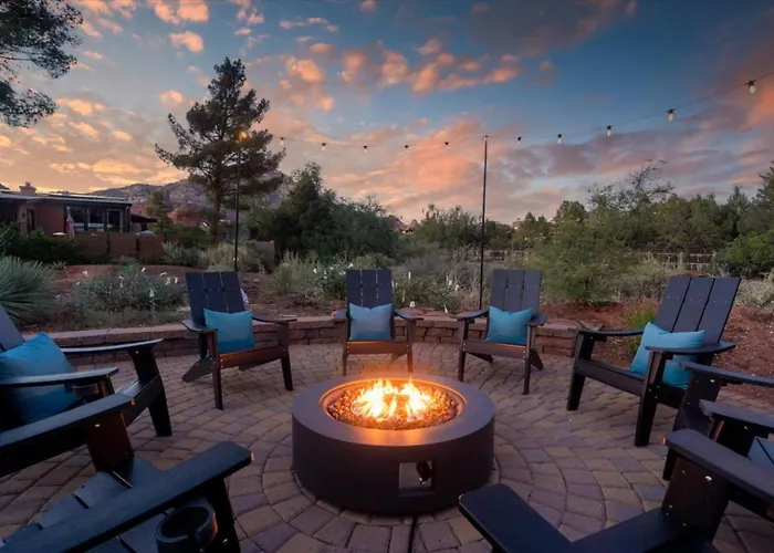 Modern Oasis | Pool/hot Tub/games & Views Holiday home