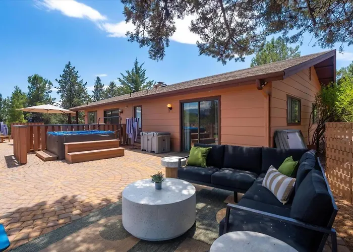 Modern Oasis | Pool/hot Tub/games & Views Holiday home *