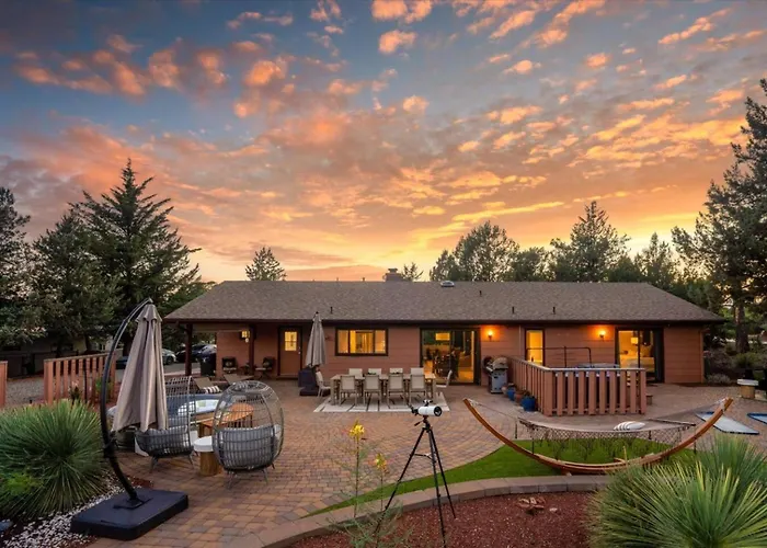 Modern Oasis | Pool/hot Tub/games & Views Holiday home