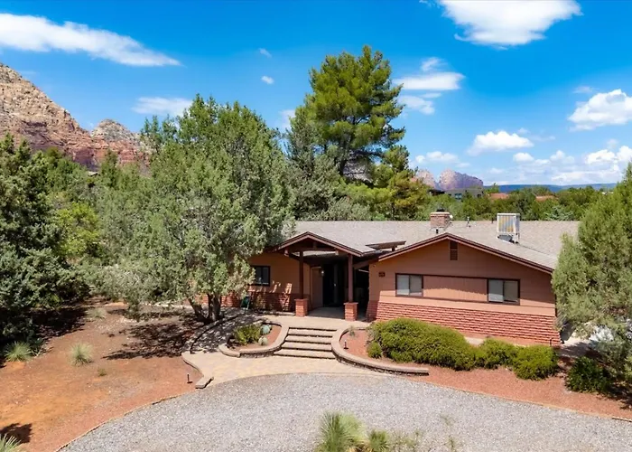 Modern Oasis | Pool/hot Tub/games & Views Holiday home