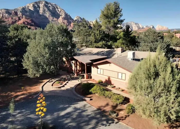 Modern Oasis | Pool/hot Tub/games & Views Holiday home